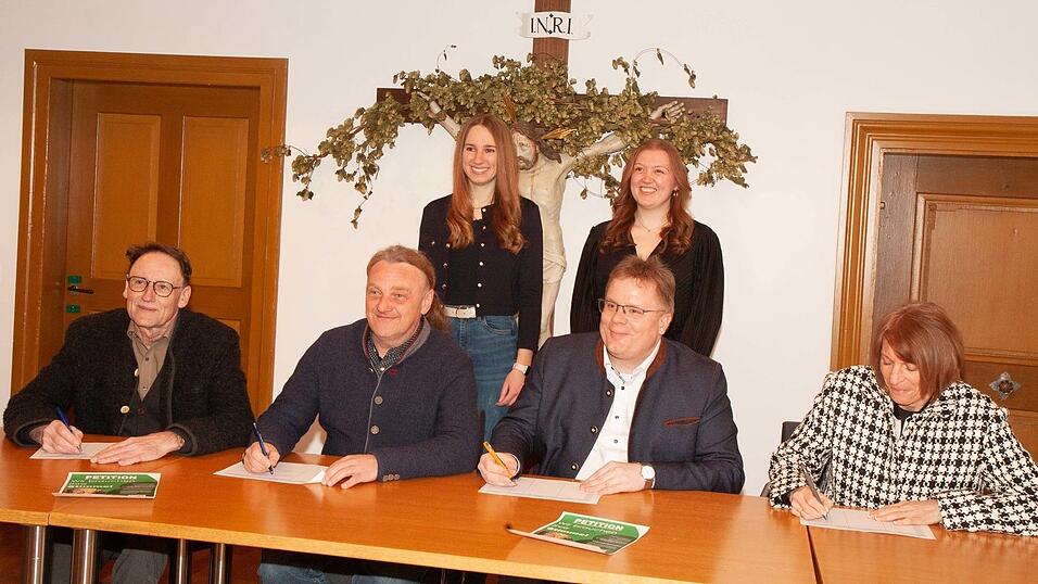 Rebecca Bauer (hinten links) mit Doris Tafelmaier freuten sich &uuml;ber die Unterst&uuml;tzung der vier B&uuml;rgermeister (v.l.) Hans Sailer, Gerhard Betz, Mathias Kern und Anita W&ouml;lfle.