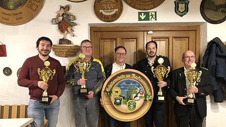 Bei der Preisverteilung, v.l.: 2. Schützenmeister Andreas Faltermeier SV Osseltshausen, 1. Schützenmeister Johann Bauer SV Reichertshausen, Bürgermeister Hans Sailer, 2. Schützenmeister Tobias Aigner SV Abens und 1. Schützenmeister Harald Ringer Feuerschützen Au.