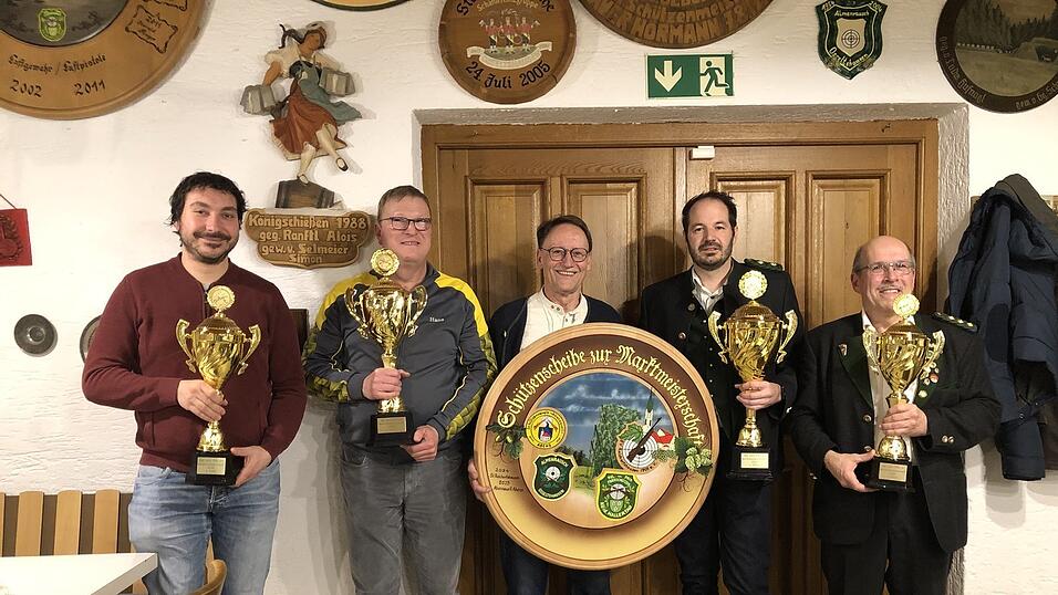 Bei der Preisverteilung, v.l.: 2. Schützenmeister Andreas Faltermeier SV Osseltshausen, 1. Schützenmeister Johann Bauer SV Reichertshausen, Bürgermeister Hans Sailer, 2. Schützenmeister Tobias Aigner SV Abens und 1. Schützenmeister Harald Ringer Feuerschützen Au. Bei der Preisverteilung, v.l.: 2. Schützenmeister Andreas Faltermeier SV Osseltshausen, 1. Schützenmeister Johann Bauer SV Reichertshausen, Bürgermeister Hans Sailer, 2. Schützenmeister Tobias Aigner SV Abens und 1. Schützenmeister Harald Ringer Feuerschützen Au.