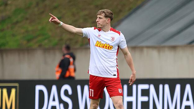 Noel Eichinger sorgt mit seinem Heber-Tor einmal mehr f&uuml;r den &auml;sthetischen H&ouml;hepunkt aus Regensburger Sicht.