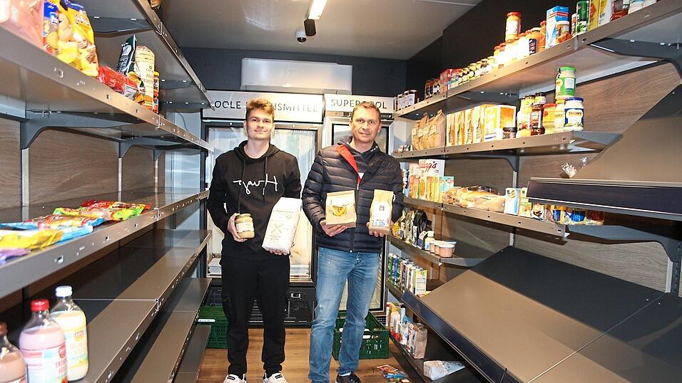 Noch sind nicht alle Regale im einladenden Container einger&auml;umt, aber Platz ist &uuml;berraschend gro&szlig; im kleinen Minimarkt. Konstantin Gatzke und sein Sohn Kevin werden die Regale auch mit vielen regionalen Produkten f&uuml;llen.
