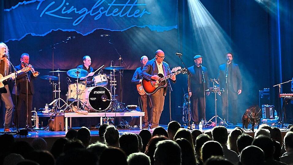 Die achtköpfige Band um Hannes Ringlstetter brachte die Stadthalle zum Beben. Die achtköpfige Band um Hannes Ringlstetter brachte die Stadthalle zum Beben.