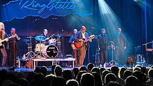 Die achtköpfige Band um Hannes Ringlstetter brachte die Stadthalle zum Beben. Die achtköpfige Band um Hannes Ringlstetter brachte die Stadthalle zum Beben.