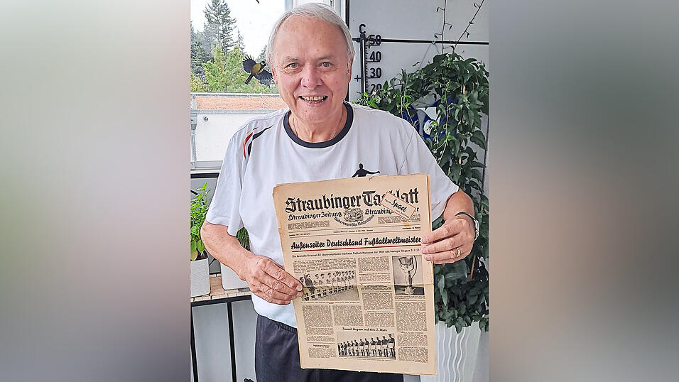 Willy Mikulasch sammelt Vieles, was mit Fußball zu tun hat. Besonders stolz ist er auf eine Ausgabe des Straubinger Tagblatts vom Juli 1954, in der der WM-Titel der deutschen Nationalmannschaft - das Wunder von Bern - vermeldet wird. Willy Mikulasch sammelt Vieles, was mit Fußball zu tun hat. Besonders stolz ist er auf eine Ausgabe des Straubinger Tagblatts vom Juli 1954, in der der WM-Titel der deutschen Nationalmannschaft - das Wunder von Bern - vermeldet wird.