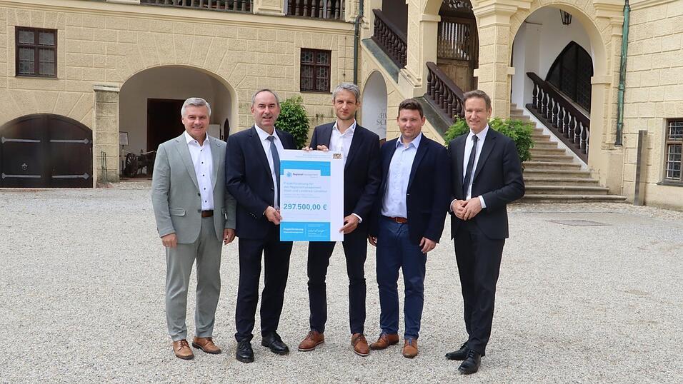 Landrat Peter Dreier (von links), Staatsminister Huber Aiwanger, Regionalmanager Kai Goldmann, zweiter Bürgermeister Thomas Haslinger und Regierungspräsident Rainer Haselbeck bei der Übergabe des Förderbescheids im Innenhof der Burg Trausnitz Landrat Peter Dreier (von links), Staatsminister Huber Aiwanger, Regionalmanager Kai Goldmann, zweiter Bürgermeister Thomas Haslinger und Regierungspräsident Rainer Haselbeck bei der Übergabe des Förderbescheids im Innenhof der Burg Trausnitz