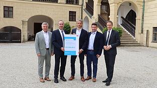 Landrat Peter Dreier (von links), Staatsminister Huber Aiwanger, Regionalmanager Kai Goldmann, zweiter Bürgermeister Thomas Haslinger und Regierungspräsident Rainer Haselbeck bei der Übergabe des Förderbescheids im Innenhof der Burg Trausnitz