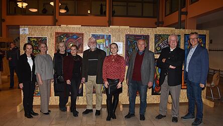 Die Gruppe der Künstler im „Farbenkreis“ (von links): Gerdi Remiger, Susanne Remiger-Seimel, Inge Steinlein, Marina Sailer, Ferdinand Mühlbauer, Bianca Matthäi, schließlich Josef Ramsauer, Josef Sirtl und Zweiter Bürgermeister Siegfried Kaschel.