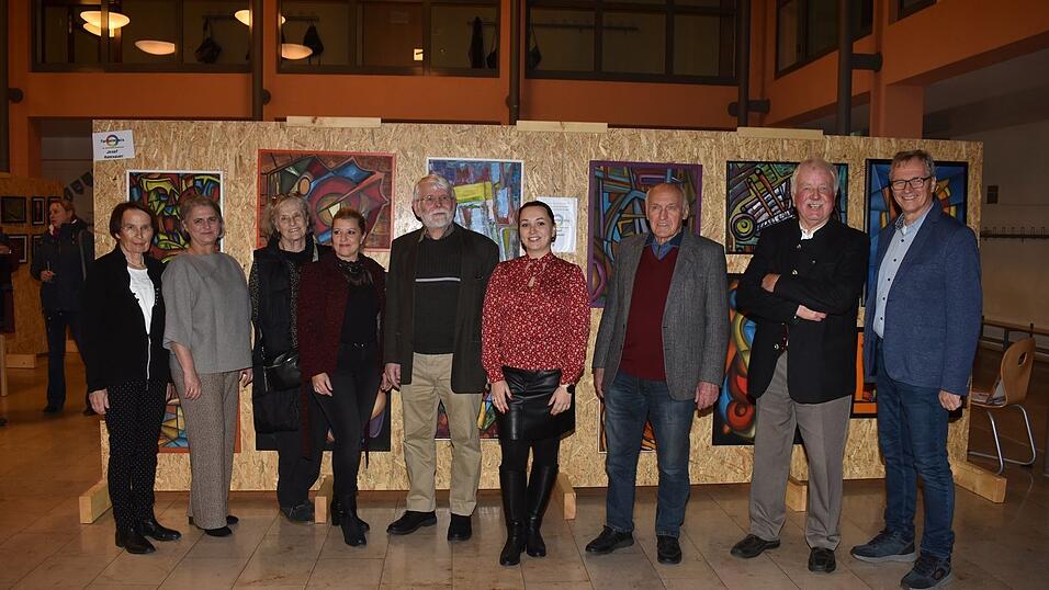 Die Gruppe der Künstler im „Farbenkreis“ (von links): Gerdi Remiger, Susanne Remiger-Seimel, Inge Steinlein, Marina Sailer, Ferdinand Mühlbauer, Bianca Matthäi, schließlich Josef Ramsauer, Josef Sirtl und Zweiter Bürgermeister Siegfried Kaschel.