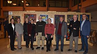 Die Gruppe der Künstler im „Farbenkreis“ (von links): Gerdi Remiger, Susanne Remiger-Seimel, Inge Steinlein, Marina Sailer, Ferdinand Mühlbauer, Bianca Matthäi, schließlich Josef Ramsauer, Josef Sirtl und Zweiter Bürgermeister Siegfried Kaschel.