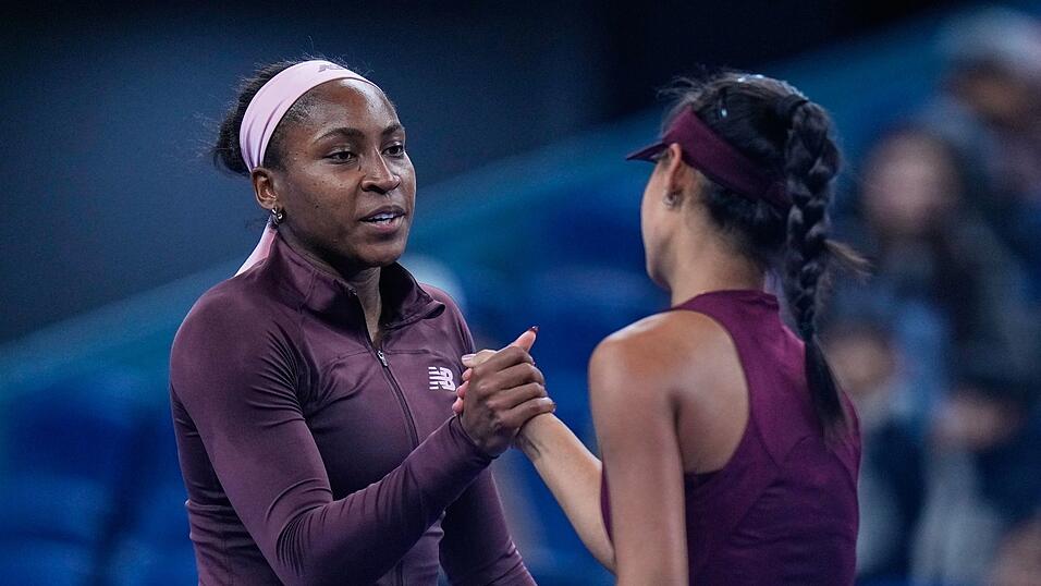Coco Gauff (l) gibt Sun Xinran die Hand, nachdem sie gewonnen hat. Coco Gauff (l) gibt Sun Xinran die Hand, nachdem sie gewonnen hat.