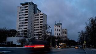Nach einem Stromausfall sind die Straßen in Berlin-Lichterfelde ohne Beleuchtung. Nach einem Stromausfall sind die Straßen in Berlin-Lichterfelde ohne Beleuchtung.