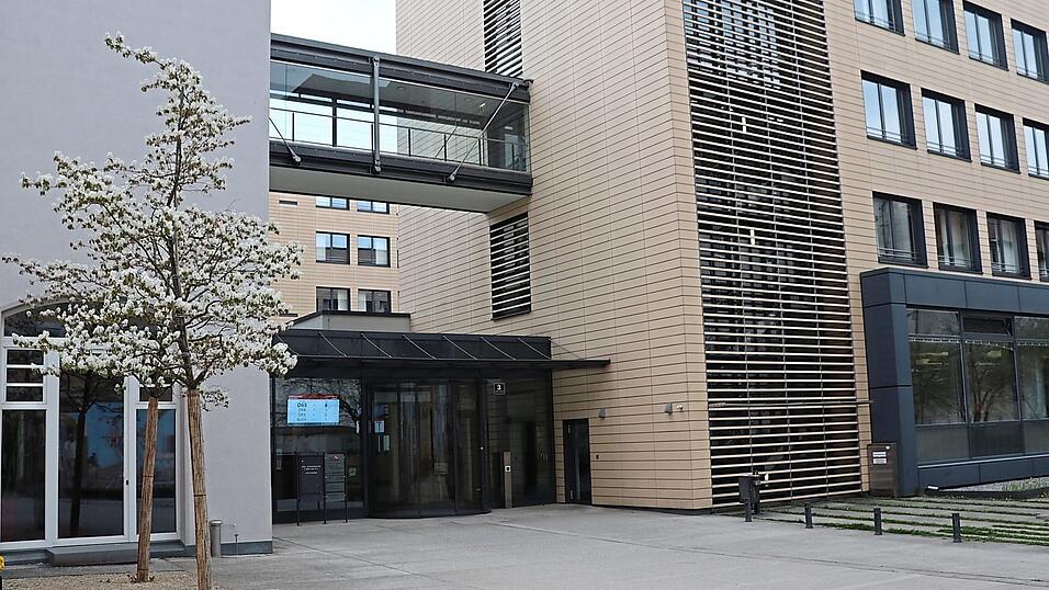 Der Eingang zum Neuen Rathaus. Die Personalkosten machen ein Drittel der Ausgaben des Verwaltungshaushaltes aus. Foto: