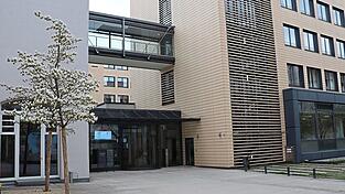 Der Eingang zum Neuen Rathaus. Die Personalkosten machen ein Drittel der Ausgaben des Verwaltungshaushaltes aus. Foto: Der Eingang zum Neuen Rathaus. Die Personalkosten machen ein Drittel der Ausgaben des Verwaltungshaushaltes aus. Foto: