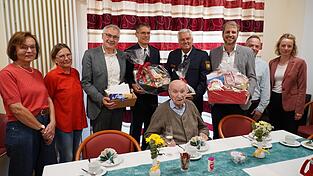Tochter Irmgard Fischer, Pflegedienstleisterin Juliane Czuczman, Landrat Werner Bumeder, Inspektionsleiter Stephan Lehner, Richard Binni, Polizeivizepr&auml;sident Werner Sika, B&uuml;rgermeister Matthias Kohlmayer, Heimleiter Robert Meyer und Enkelin Katharina Fischer