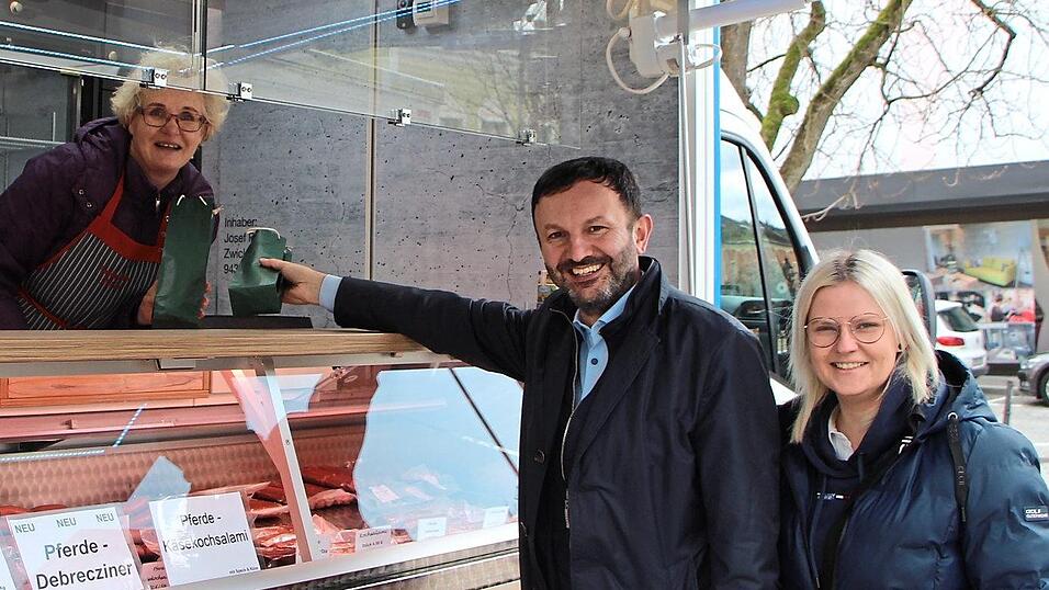 B&uuml;rgermeister Markus Hofmann und Marktmeisterin Theresa Kuchler begr&uuml;&szlig;en Andrea Riedl am Wochenmarkt.