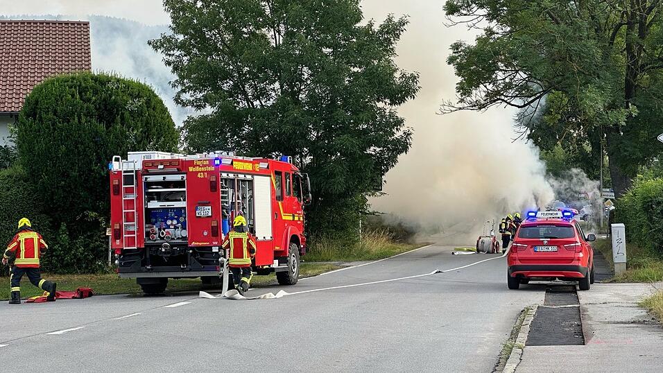 Schon von Weitem war die Rauchs&auml;ule &uuml;ber dem brennenden Bus zu sehen.