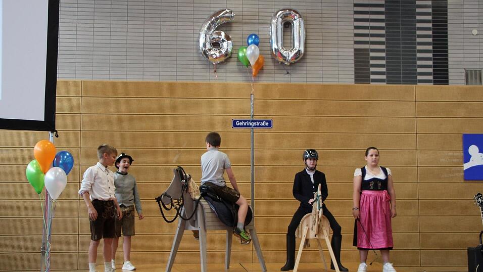 Die Sch&uuml;ler spielten zwischen den Ansprachen Ausschnitte des K&ouml;tztinger Pfingstritts nach: Hier eine Szene am Pfingstmontag um 5 Uhr morgens zur Zugaufstellung in der Gehringstra&szlig;e.