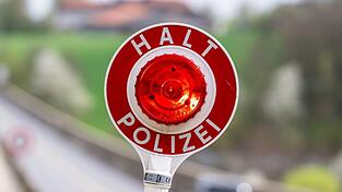 Die Beamten der Verkehrsinspektion kontrollierten einen Autofahrer auf der Autobahn 3. (Symbolbild)