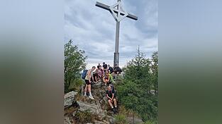 Die einzelnen Wandergruppen hatten eine Größe von maximal zehn Personen, hier unter dem Gipfelkreuz des Enzians. Die einzelnen Wandergruppen hatten eine Größe von maximal zehn Personen, hier unter dem Gipfelkreuz des Enzians.