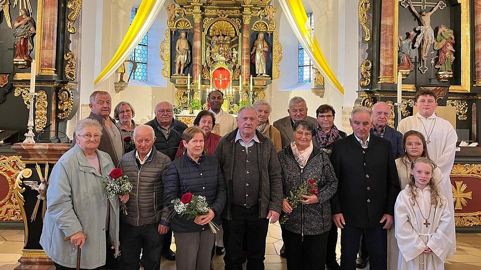Die Ehepaare, die in diesem Jahr ein Hochzeitsjubiläum feiern durften, vor dem Altar mit Pfarrer P. Jaison und den Ministranten. Die Ehepaare, die in diesem Jahr ein Hochzeitsjubiläum feiern durften, vor dem Altar mit Pfarrer P. Jaison und den Ministranten.