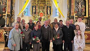 Die Ehepaare, die in diesem Jahr ein Hochzeitsjubiläum feiern durften, vor dem Altar mit Pfarrer P. Jaison und den Ministranten.
