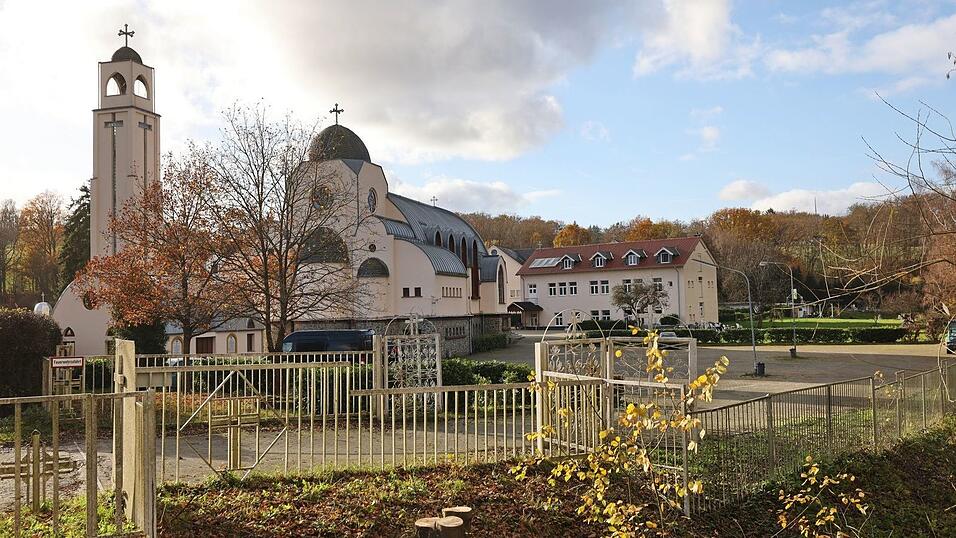 Den Angaben der Ermittler zufolge war das Kind unverletzt in einem Kinderwagen.