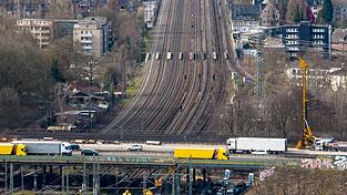 Die Bahngleise unter dem Autobahnkreuz Kaiserberg werden vom 9. Januar bis 6. Februar erneut für vier Wochen gesperrt. (Archivbild) Die Bahngleise unter dem Autobahnkreuz Kaiserberg werden vom 9. Januar bis 6. Februar erneut für vier Wochen gesperrt. (Archivbild)