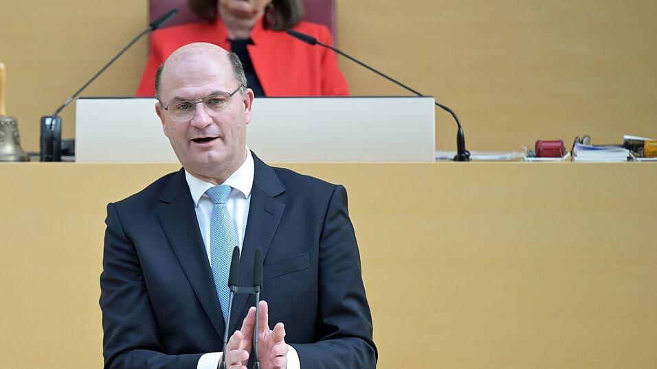 Der Finanzminister ist mit den bisherigen Beh&ouml;rdenverlagerungen zufrieden.