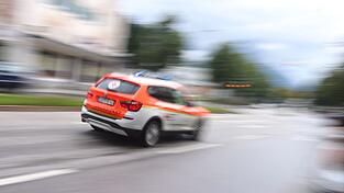 Der 17-J&auml;hrige musste in ein Krankenhaus gebracht werden. (Symbolbild)