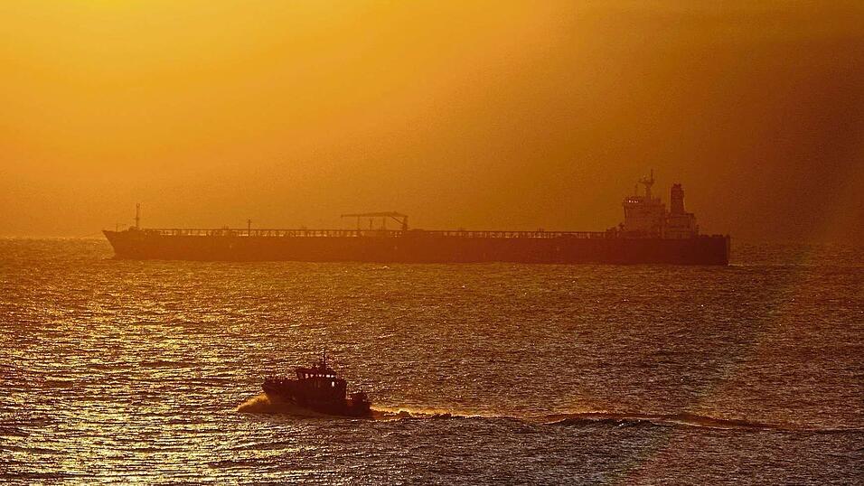 Der manövrierunfähige Tanker 'Eventin' in der Ostsee gehört zur russischen Schattenflotte. Der manövrierunfähige Tanker 'Eventin' in der Ostsee gehört zur russischen Schattenflotte.