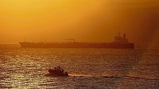 Der manövrierunfähige Tanker 'Eventin' in der Ostsee gehört zur russischen Schattenflotte.