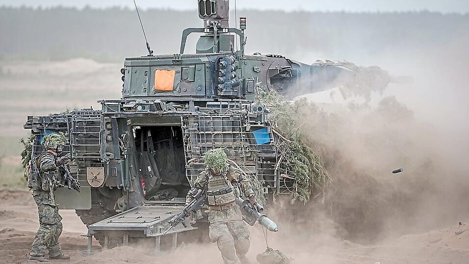 Die Bundeswehr kommt derzeit auf eine Truppenst&auml;rke von 180.000 Soldaten.