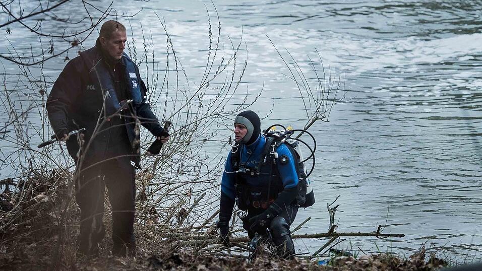 Polizeitaucher suchen am Freitagvormittag in der Donau nach der seit Sonntag vermissten Malina Klaar. An dieser Stelle hatten die Leichenspürhunde am Donnerstag angeschlagen. Polizeitaucher suchen am Freitagvormittag in der Donau nach der seit Sonntag vermissten Malina Klaar. An dieser Stelle hatten die Leichenspürhunde am Donnerstag angeschlagen.