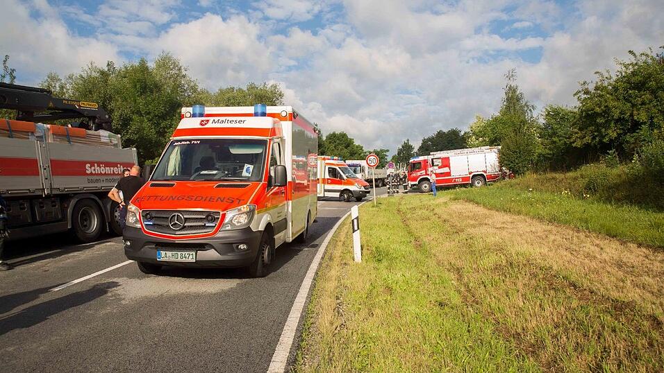 Schwerer Unfall am Freitagmorgen bei Postau (Kreis Landshut). Dort kollidierte ein Auto auf der Gegenfahrbahn frontal mit einem Lastwagen.