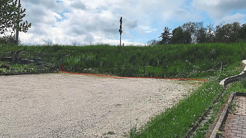 An der Abgrenzung des Parkplatzes zur Stra&szlig;enb&ouml;schung w&uuml;rde der Kleingartenverein gerne eine Mauer errichten.