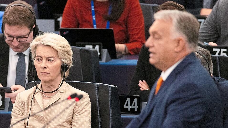 EU-Kommissionschefin Ursula von der Leyen h&ouml;rt Ungarns Ministerpr&auml;sidenten Viktor Orb&aacute;n bei der Plenarsitzung aufmerksam zu.