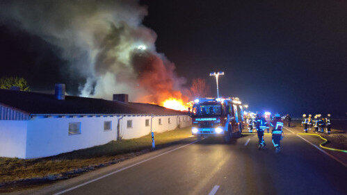 Zahlreiche Feuerwehrkr&auml;fte aus der Region bek&auml;mpften am Dienstagmorgen einen Scheunenbrand in der Deggendorfer Stra&szlig;e.&nbsp;&nbsp; &nbsp;