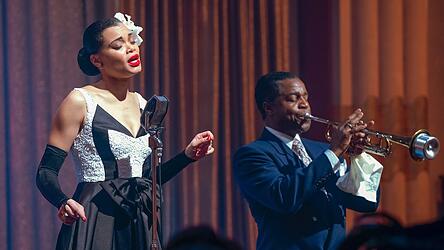 Der einsame Star: Gemeinsam mit Louis Armstrong (Kevin Hanchard) pr&auml;sentiert Billie Holiday (Andra Day) den Song 'Solitude'.