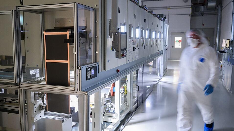 Mitarbeiter stehen in einer Pilotanlage zur Batteriezellenproduktion. Mitarbeiter stehen in einer Pilotanlage zur Batteriezellenproduktion.