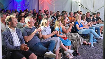 Lachende Gesichter: Rund 170 Besucher füllten das Festzelt und ließen sich vom pointierten Kabarettabend mitreißen.
