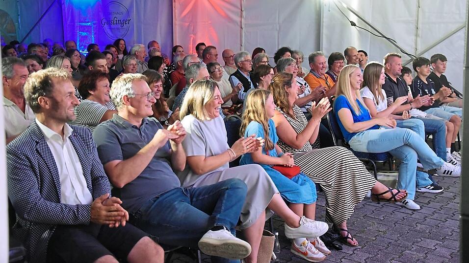 Lachende Gesichter: Rund 170 Besucher füllten das Festzelt und ließen sich vom pointierten Kabarettabend mitreißen.