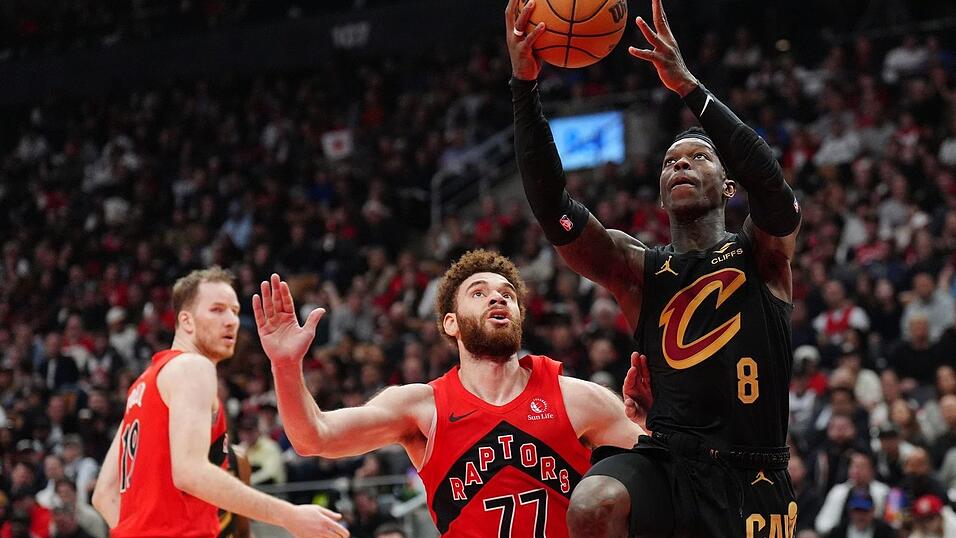 Dennis Schr&ouml;der (r.) kam f&uuml;r die Cleveland Cavaliers in Toronto wieder von der Bank.