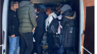 In Bad Füssing entdeckte die Polizei auf der Ladefläche eines Transporters 34 Menschen, die unerlaubt eingereist waren.
