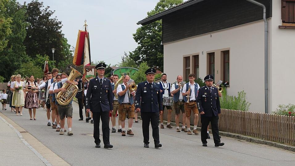 Stolzer Festverein: Die Feuerwehr Zandt beim Einholen der Vereine.