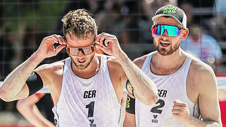 Wenn die Sonnenbrille sitzt, kann&rsquo;s auch schon losgehen: Die Br&uuml;der Jonas (links) und Benedikt Sagstetter peilen erneut ein EM-Ticket an - diesmal im polnischen Stare Jablonki.