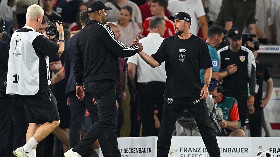 Shake Hands der Trainer Vincent Kompany (l) und Sebastian Hoeneß nach dem Supercup-Duell zu Saisonbeginn. (Archivbild) Shake Hands der Trainer Vincent Kompany (l) und Sebastian Hoeneß nach dem Supercup-Duell zu Saisonbeginn. (Archivbild)