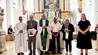 Pfarrer Schober, Pfarrgemeinderatssprecherin Anzeneder und Kirchenpfleger Wagner ehrten zwei verdiente Personen: Roswitha Hubauer f&uuml;r 30 Jahre Lektorendienst in der Pfarrkirche und Erwin Pollinger f&uuml;r 45-j&auml;hrigen Dienst als Lektor und Mesner in Deutenkofen.