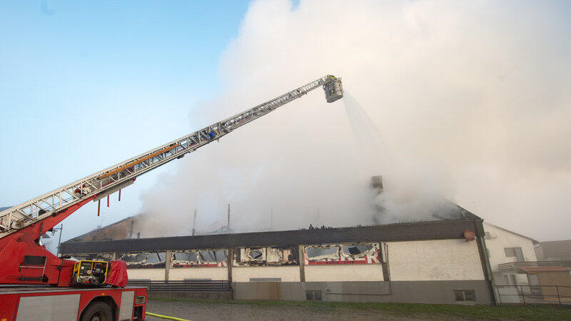 Die Kultdisko Penker in Ascha ist am frühen Mittwochmorgen in Flammen aufgegangen. Die Kultdisko Penker in Ascha ist am frühen Mittwochmorgen in Flammen aufgegangen.