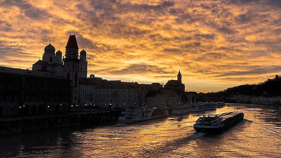 Von der Donau und ihrem Strand erz&auml;hlt das Donaulied nur am Rande. Im Kern geht es um die gewaltsame Verf&uuml;hrung einer Frau. Kritiker halten das f&uuml;r gewaltverherrlichend, andere verteidigen das Volkslied.