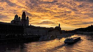 Von der Donau und ihrem Strand erzählt das Donaulied nur am Rande. Im Kern geht es um die gewaltsame Verführung einer Frau. Kritiker halten das für gewaltverherrlichend, andere verteidigen das Volkslied. Von der Donau und ihrem Strand erzählt das Donaulied nur am Rande. Im Kern geht es um die gewaltsame Verführung einer Frau. Kritiker halten das für gewaltverherrlichend, andere verteidigen das Volkslied.
